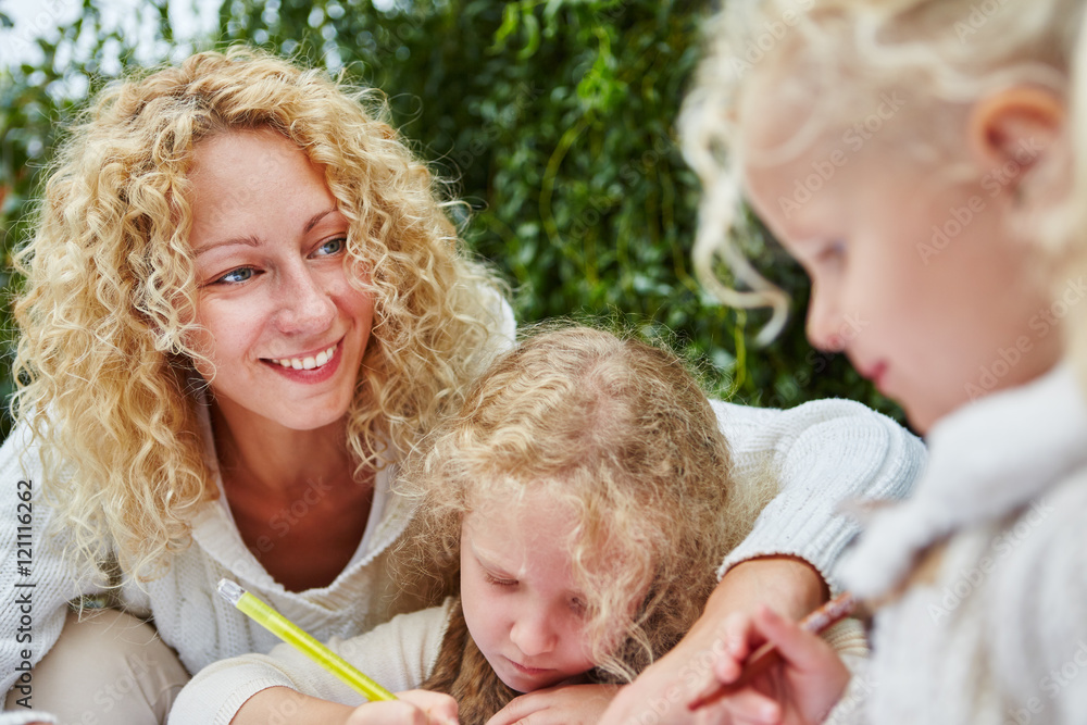 Kinder malen und zeichnen im Kindergarten Stock Photo | Adobe Stock