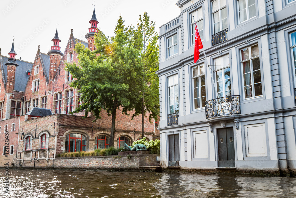 Fototapeta premium Le long des canaux de Bruges la Venise du nord