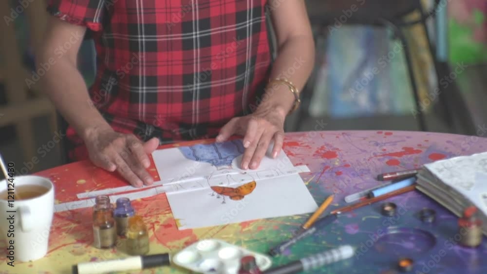 Drawing watercolor. Drawing Technique. Selection of facial features. Artist applies facial expressions to a painted female head. Live image. Drawing lessons Drawing watercolor. Drawing Technique. Selection of facial features. Artist applies facial expressions to a painted female head. Live image. Drawing lessons