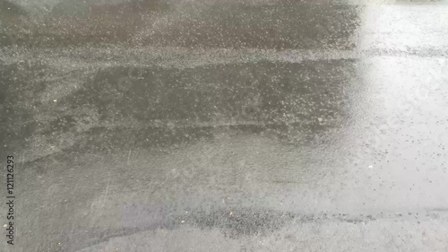 Pioggia che cade sull'asfalto photo