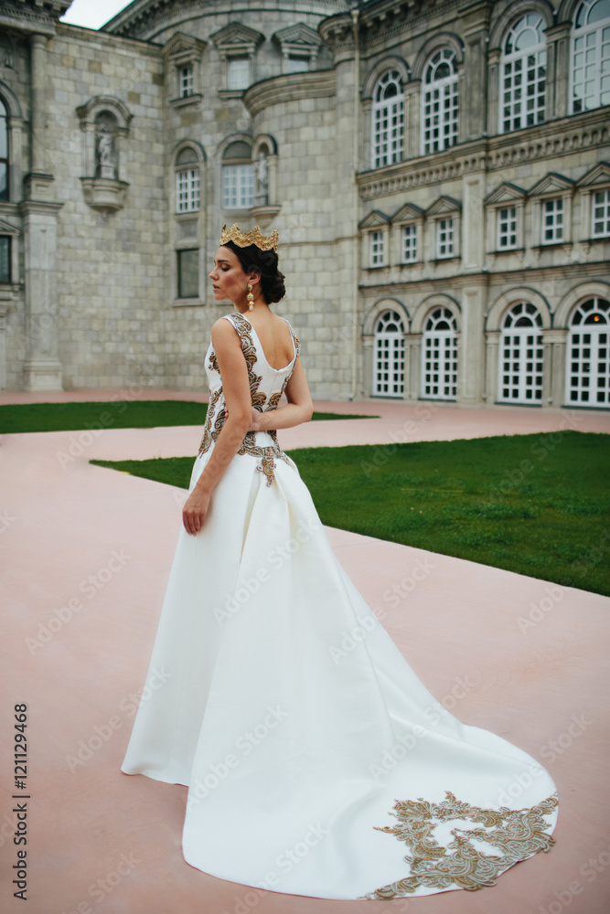 Obraz premium A look from behind on a straight model's back wearing white dres