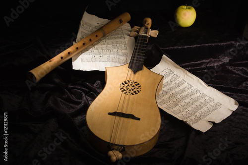 Renaissance lute (citole) and alto recorder