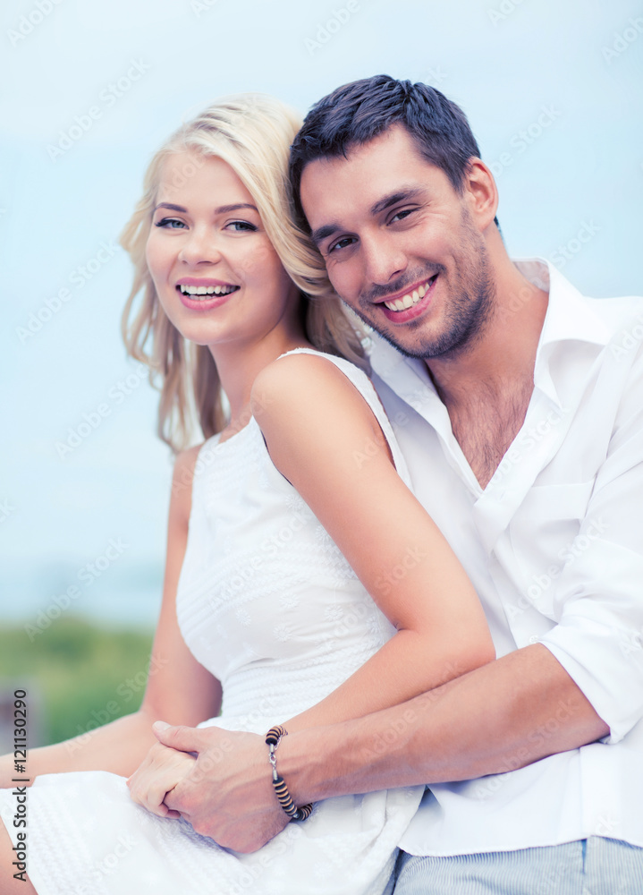Obraz premium couple in shades at sea side