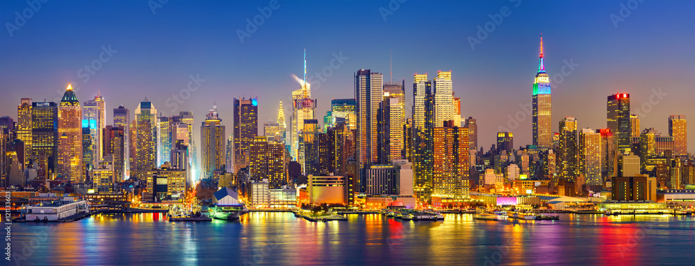 Obraz premium Zobacz na Manhattanie w nocy, Nowy Jork, USA