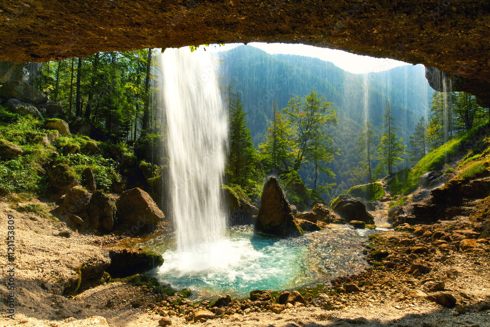 Fototapeta premium hinter dem Wasserfall, Herbst im Soca Valley