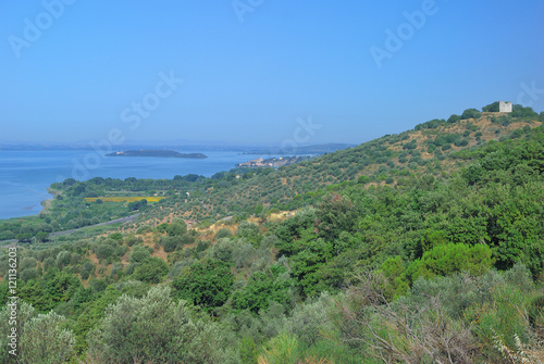 Blick auf den Trasimenosee in Umbrien mit dem Ort Passignano sul Trasimeno,Italien