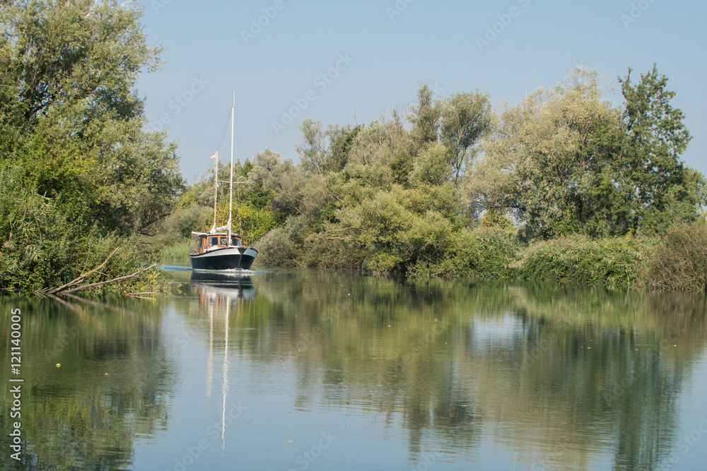 Segelboot fährt durch den Fluß