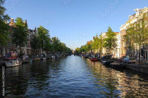 Kanal mit bunter Häuserzeile in Amsterdam