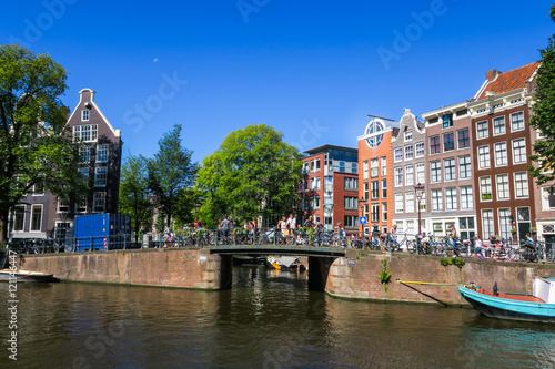 Kanal mit bunter Häuserzeile in Amsterdam 