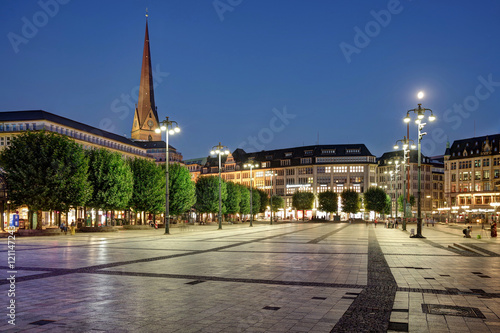 Rathausmarkt und Petrikirche in Hamburg am Abend