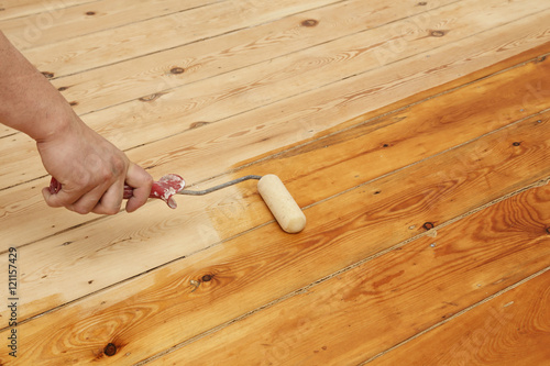 Wallpaper Mural homme mettant huile de protection sur plancher au rouleau Torontodigital.ca