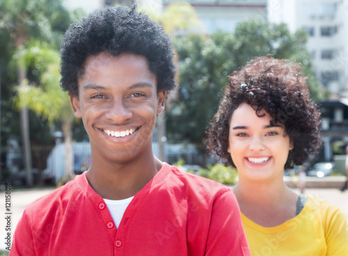Junger Afrikaner mit europäischer Freundin