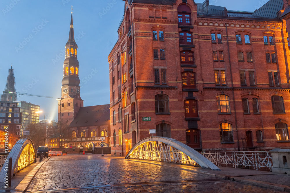 Naklejka premium Hamburg St. Katharinen at night