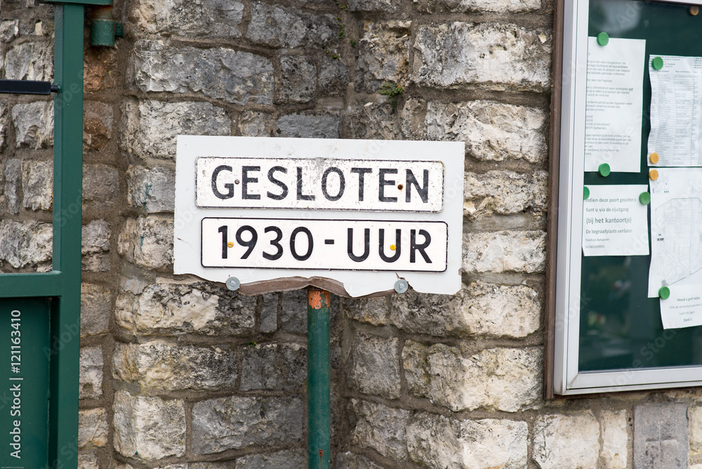 Fototapeta premium Öffnungszeiten auf dem friedhof
