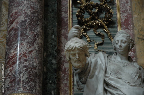 Verliere nicht den Kopf. Salome und Johannes der Täufer. Skulptur in einer römischen Kirche.