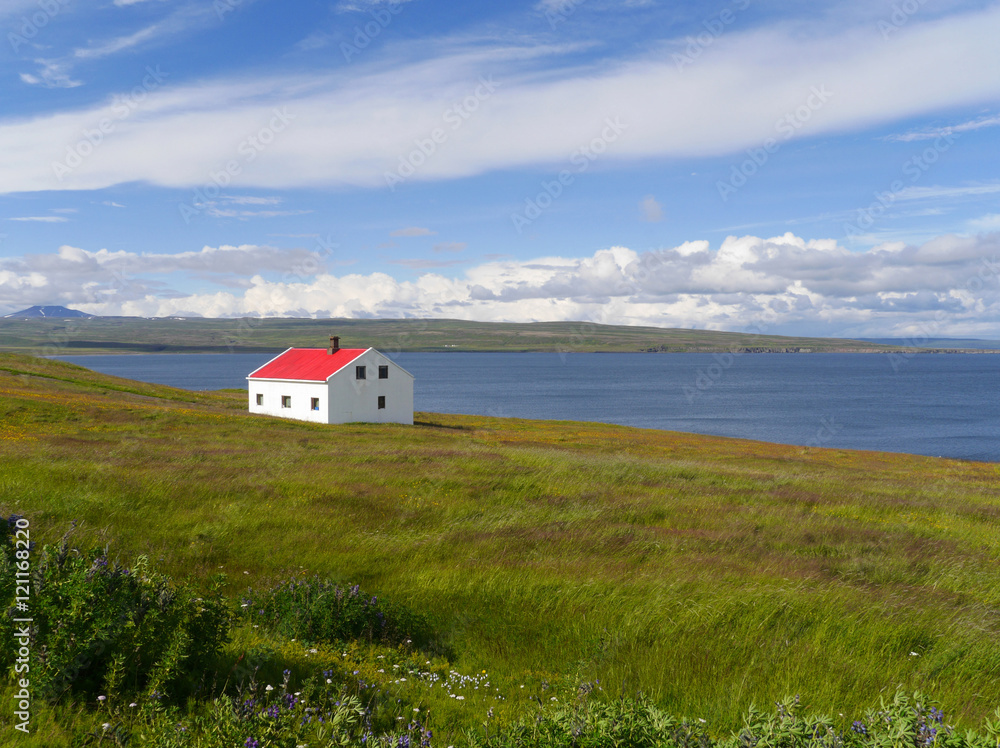 Küstenlandschaft mit Haus im Nordosten von Island Küstenlandschaft mit Haus im Nordosten von Island