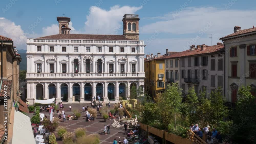 Bergamo, Palazzo Nuovo palace in old square, Timelapse
Bergamo, Palazzo Nuovo palace in old square, Timelapse