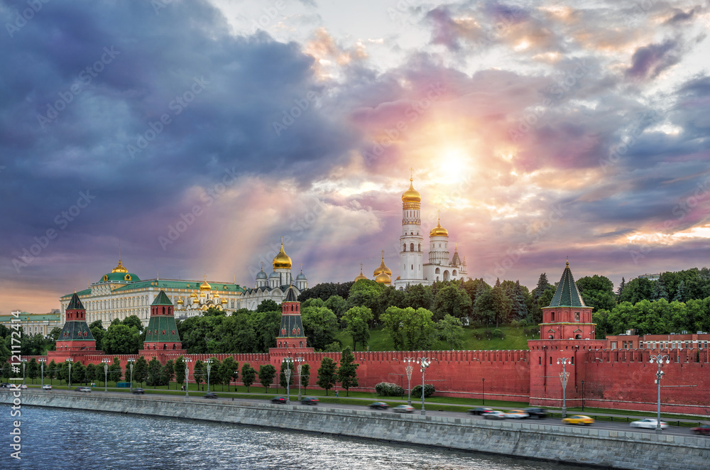Obraz premium В столице облачно It`s cloudy in the capital