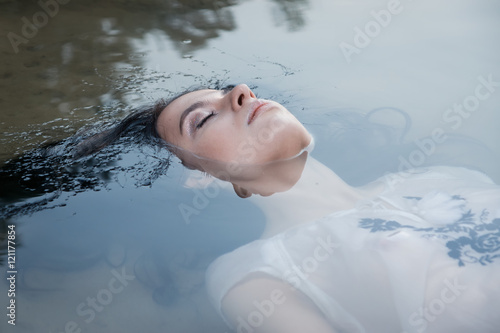 Obraz na plátně Young drown woman