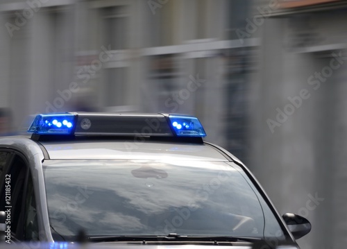 Polizeiauto mit eingeschaltetem Blaulicht