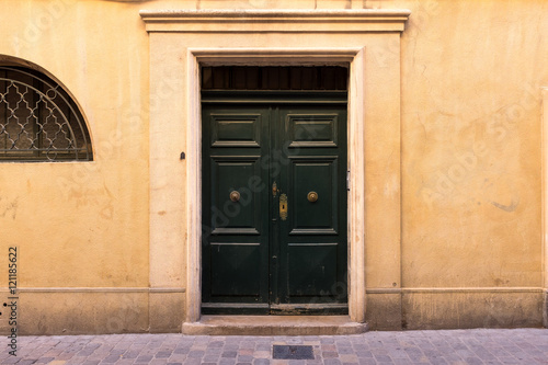 A door to a typical house in Aix-en- Provence, France. © harmantasdc