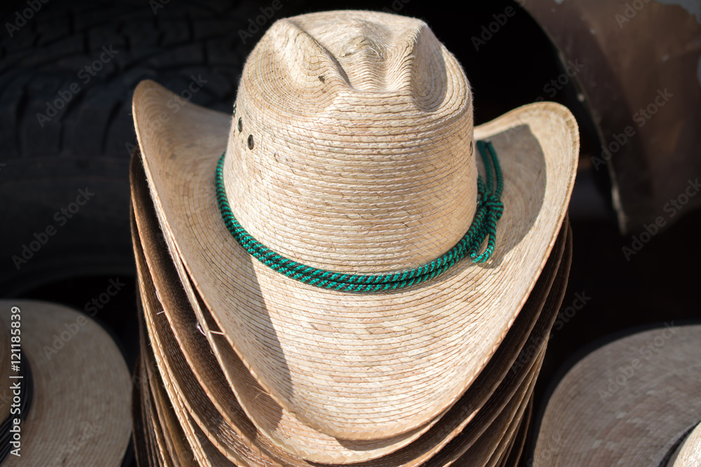 Sombrero de palma usado por los campesinos. foto de Stock | Adobe Stock