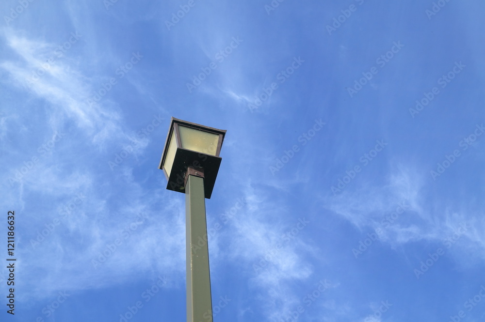 高い空と昼間の外灯 高い空と昼間の外灯