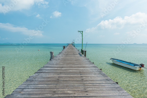 Fototapeta Naklejka Na Ścianę i Meble -  Wooden bridge to the ocean