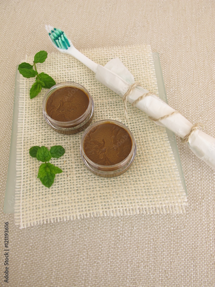 Selbst gemachte Zahnpasta aus Kokosöl, Heilerde Pulver und Pfefferminzöl –  Stock-Foto | Adobe Stock