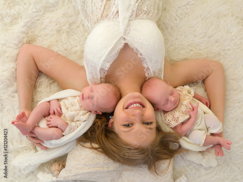Foto Happy mother with identical twins