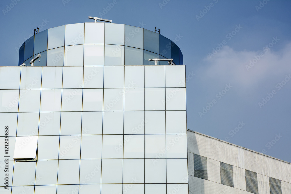 Obraz premium Modern blue building with glass front