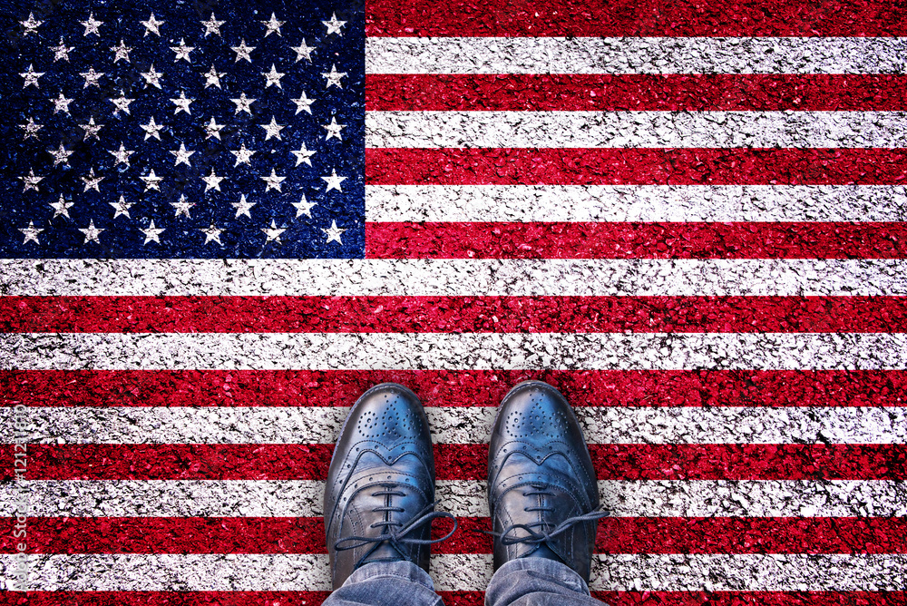Φωτογραφία Business shoes on the ground with USA flag, ground law, immigration, business tr