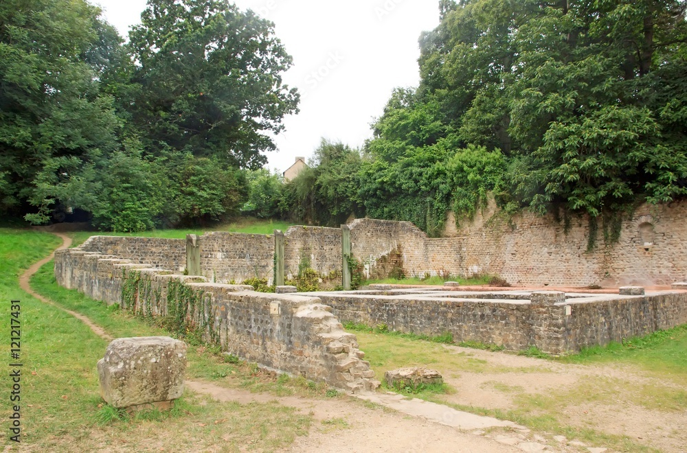 Douarnenez, sentier des Plomarc'h, cuves de salaisons datant de la période gallo-romaine (antiquité) (Finistère, Bretagne,France)