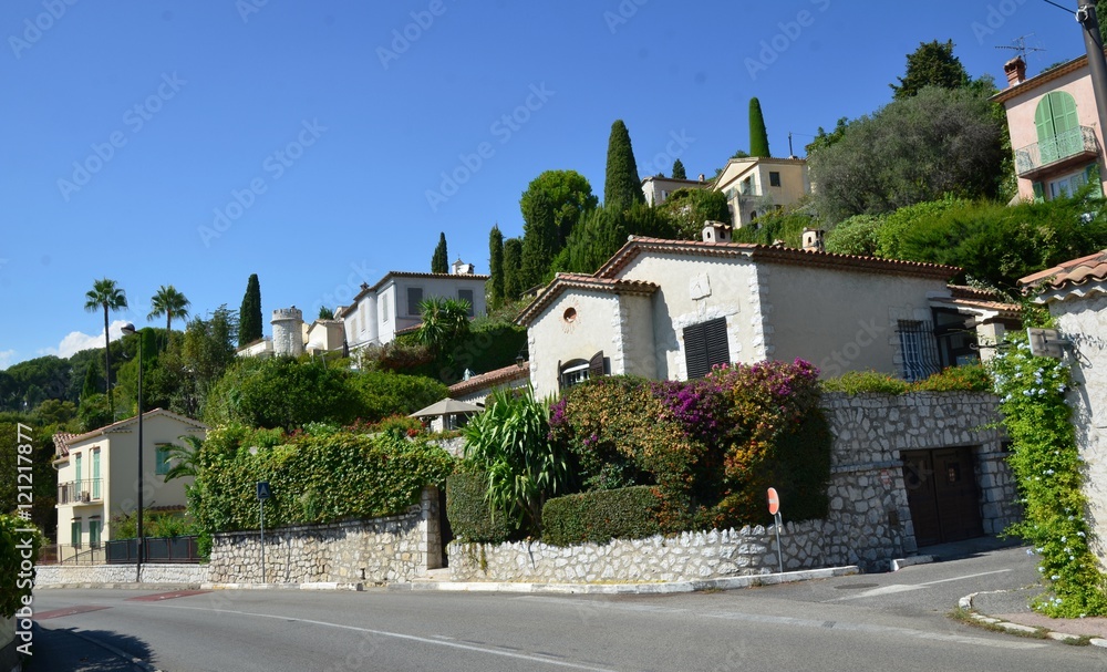 Route départementale, colline et villas, entrée de Saint Paul de Vence