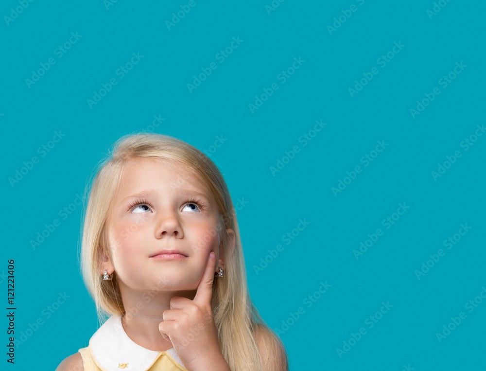 Samolepka The little girl is thinking about something on a blue background