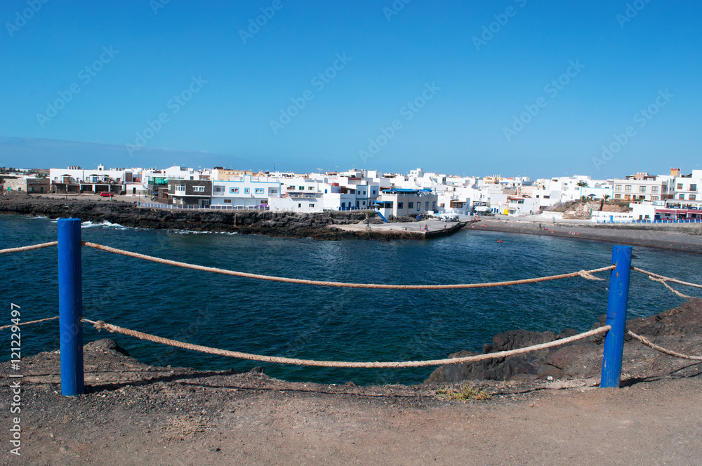 Naklejka premium Fuerteventura, Isole Canarie: vista del vecchio porto di El Cotillo con le tipiche casette bianche del villaggio dei pescatori il 5 Settembre 2016