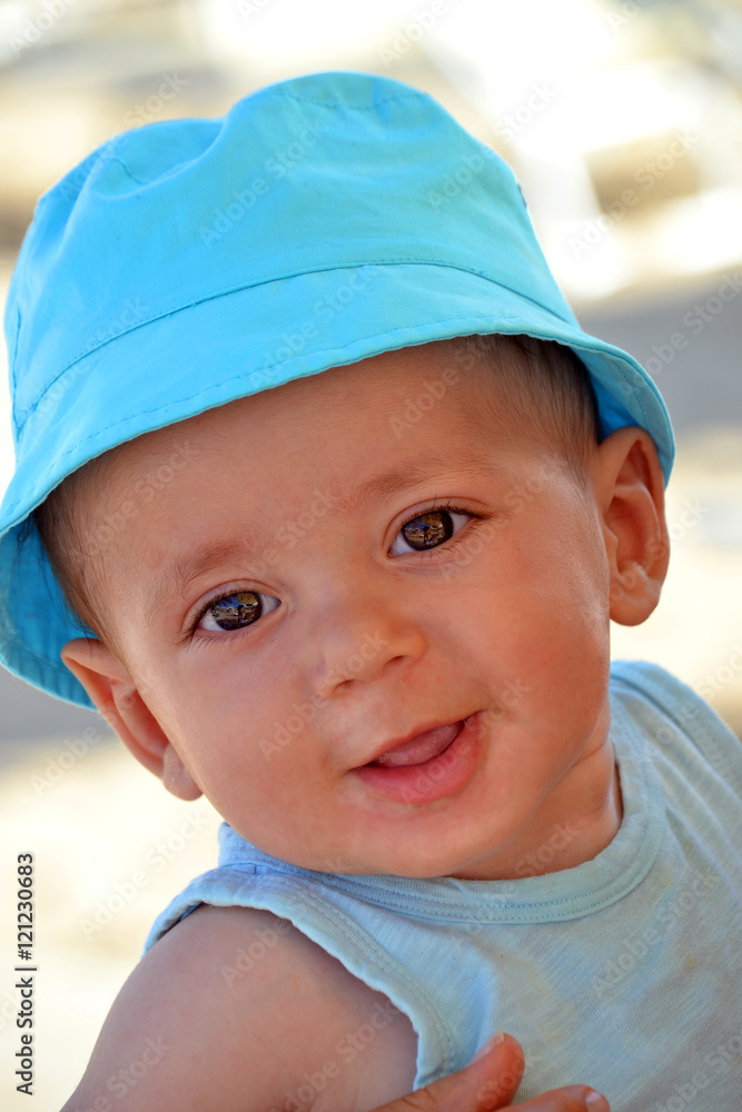 Retrato de un hermoso bebe feliz sonriente. Retrato de un hermoso bebe feliz sonriente.