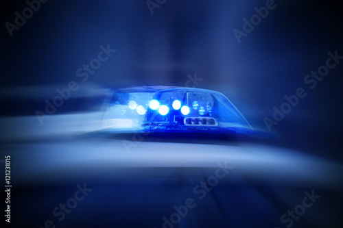 Polizeiauto mit eingeschaltetem Blaulicht photo