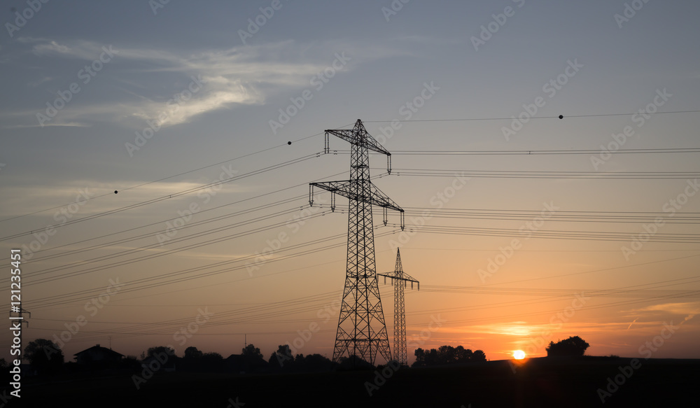 Stromleitung und Strommast, Sonnenaufgang