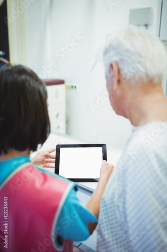 Female doctor discussing with patient over digital tablet © WavebreakMediaMicro