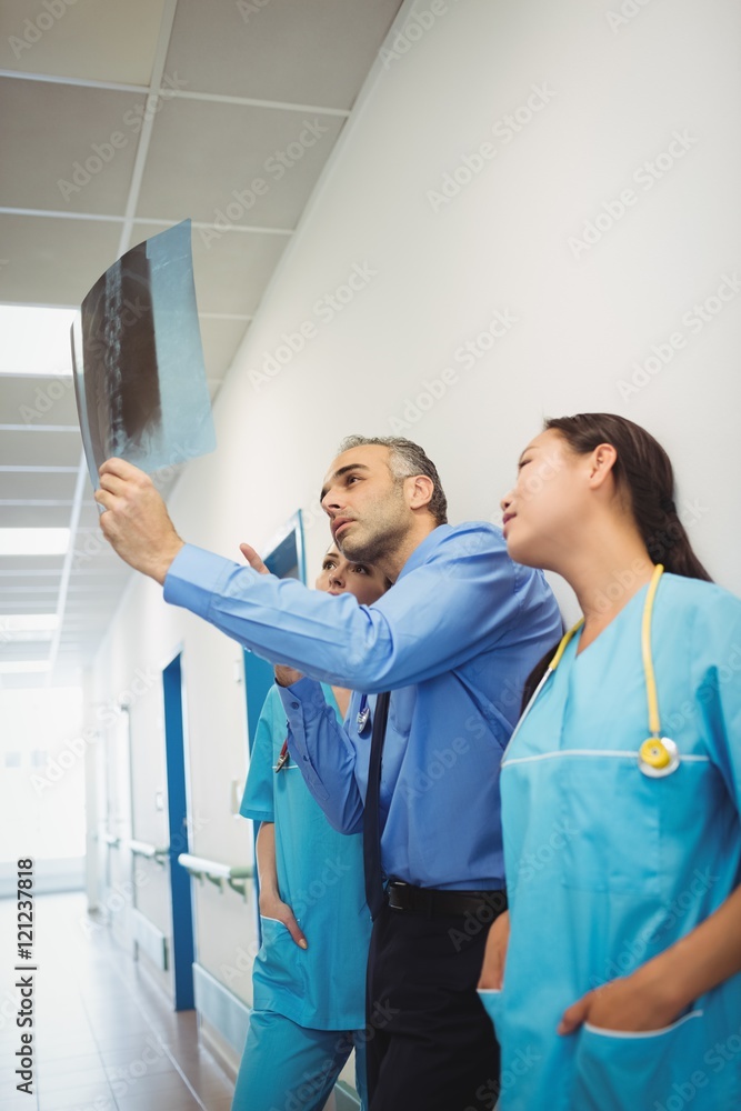 Fototapeta premium Doctor and nurses looking at x-ray