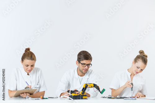 Photos Everybody knows exactly what to do