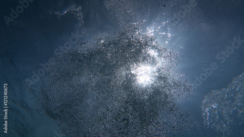 海底から見上げた空気の泡と太陽輝く水面 沖縄慶良間諸島 