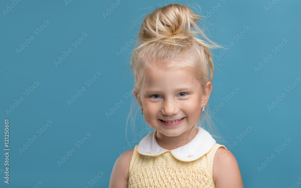 Naklejka premium Funny, pretty young girl smiling, on blue background