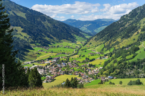 Вид на деревню Раурис в Австрийских Альпах