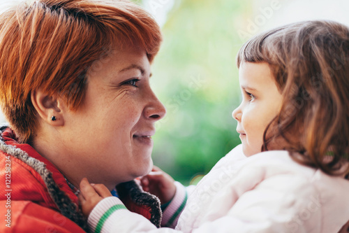 Foto Mother looking at her daughter