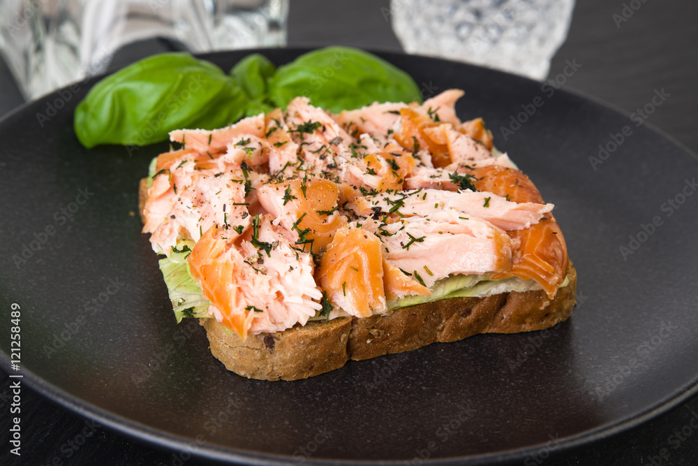 Vollkorntoast mit Lachs Vollkorntoast mit Lachs