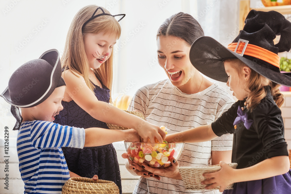 Fototapeta premium family celebrating Halloween