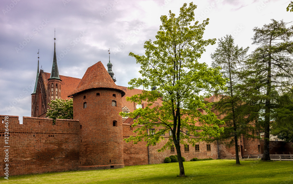 Obraz premium Frombork-ufortyfikowana gotycka katedraFrombork-ufortyfikowana gotycka katedraFrombork-ufortyfikowana gotycka katedra Frombork-ufortyfikowana gotycka katedra 