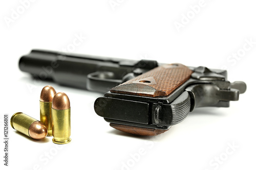 .45 Pistole mit Munition isoliert auf weißem Hintergrund photo